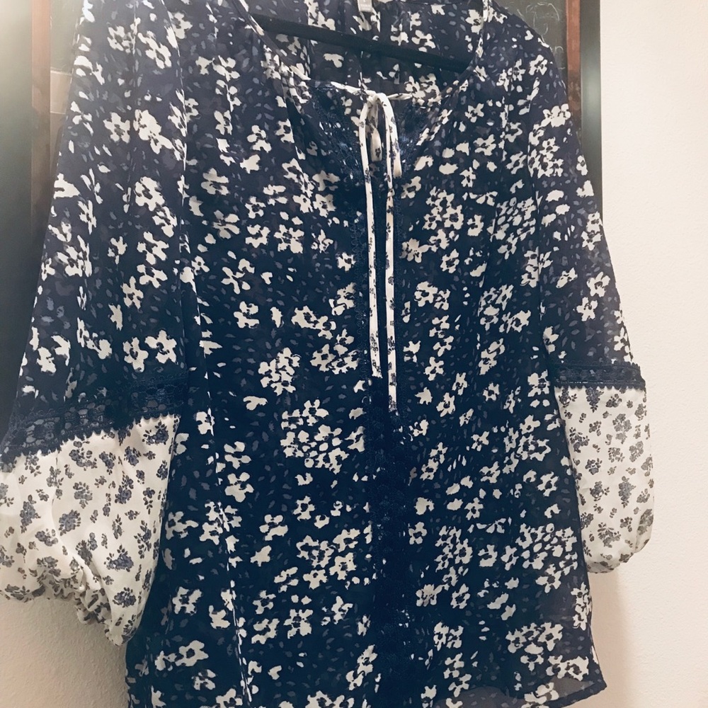 Beautiful all year around  blouse - Picture 2 of 8